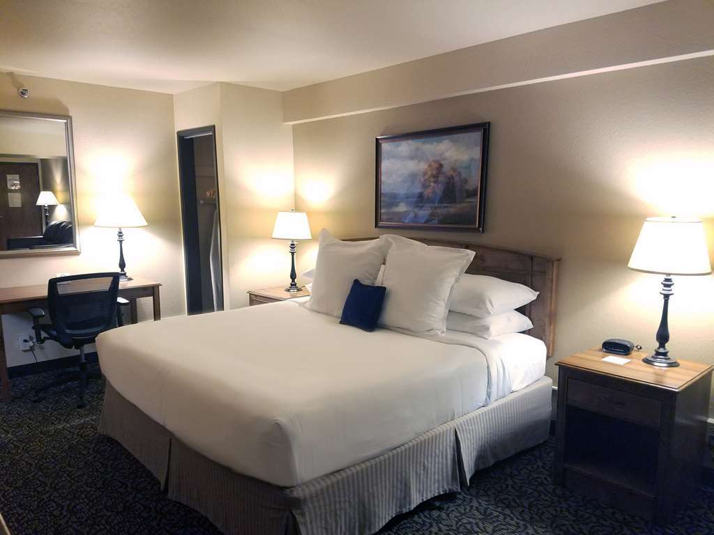 Ramada Plaza By Wyndham Omaha Hotel Room photo