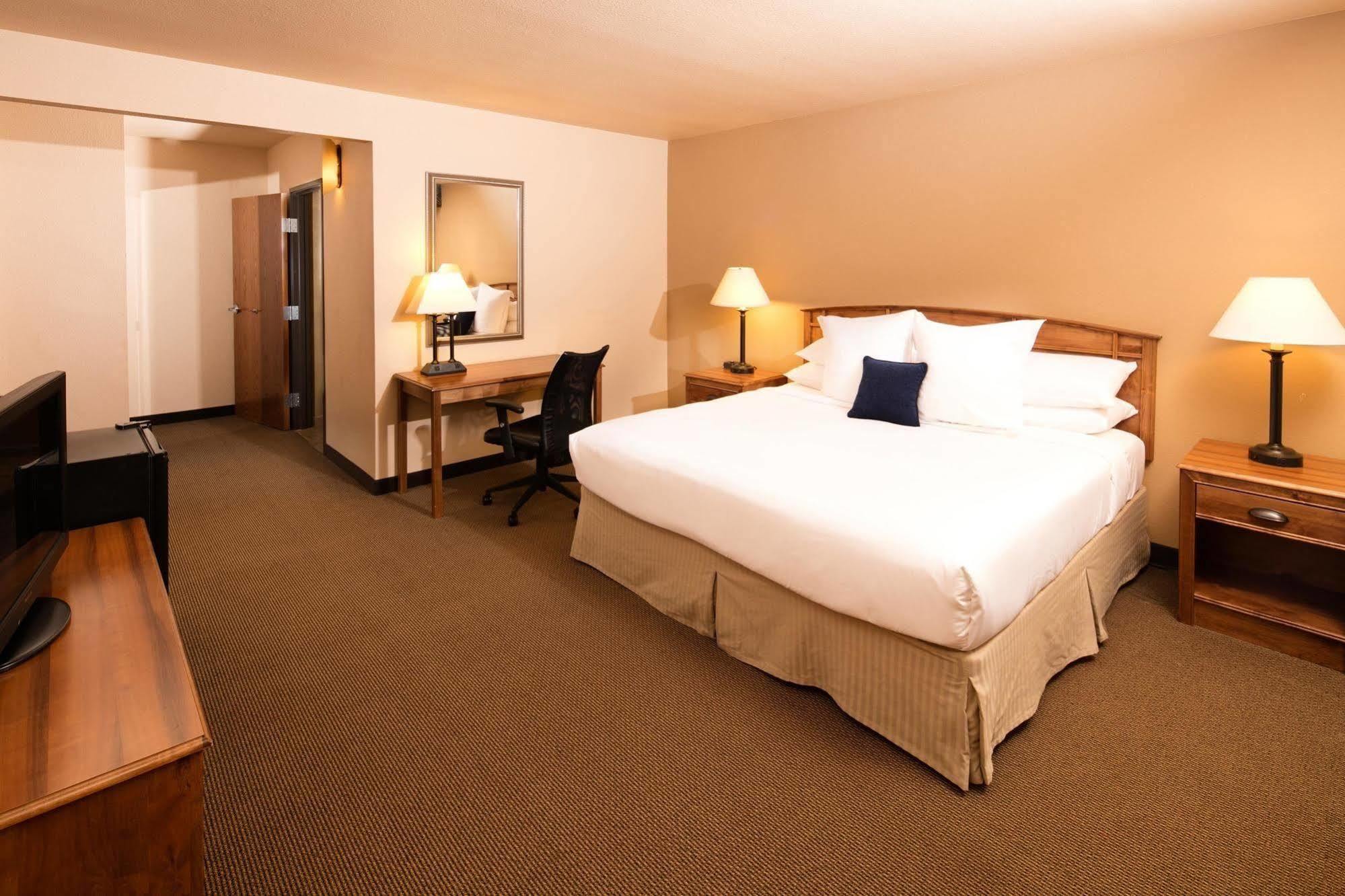 Ramada Plaza By Wyndham Omaha Hotel Exterior photo